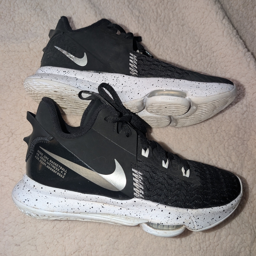 lebron Witness 5 Nike Black and White Athletic Sneakers